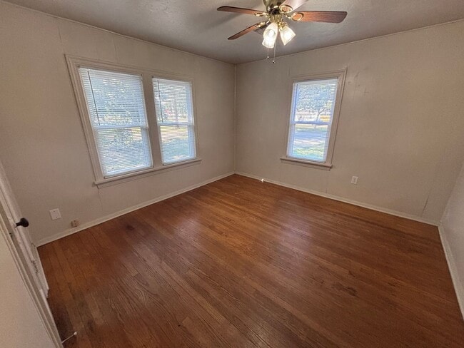 Building Photo - 2-bedroom 1 bathroom house with garage and washer/dryer provided