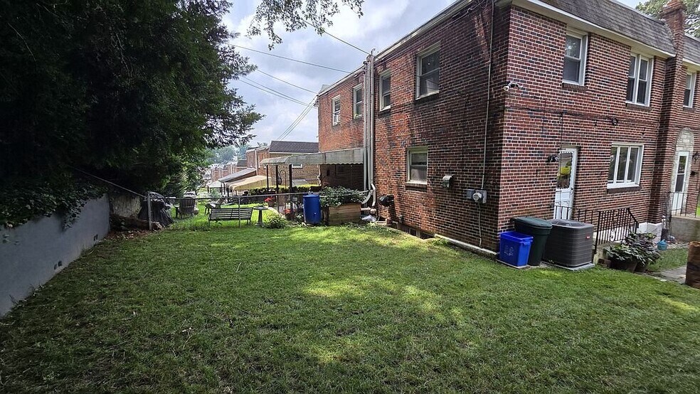 Building Photo - 746 Cinnaminson St