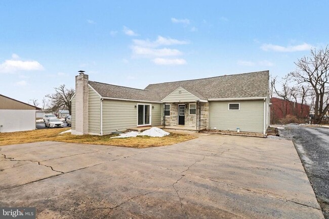 Building Photo - 5885 Avis Ln