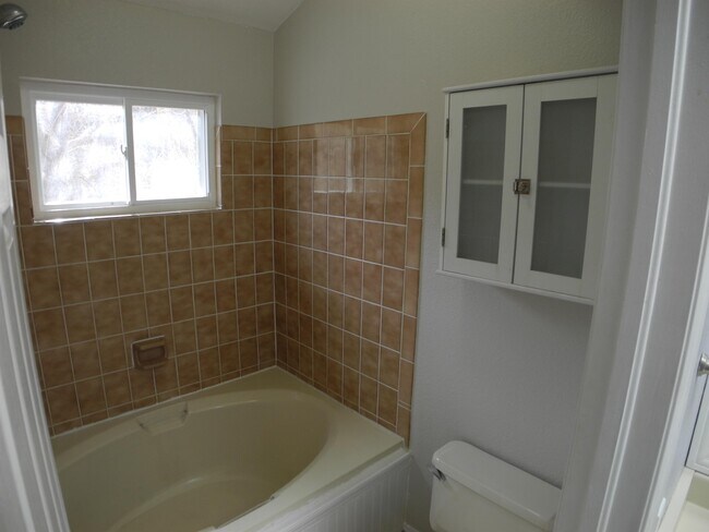 Building Photo - 4420 Stonehaven Dr