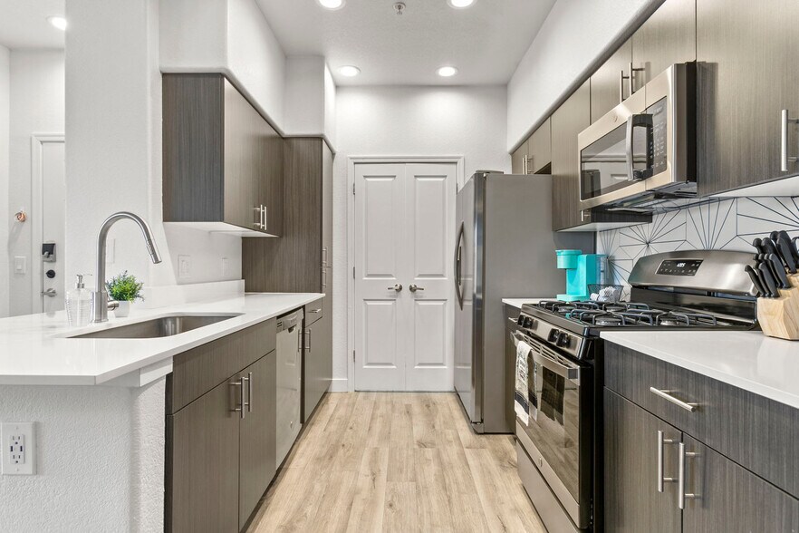 Building Photo - 9450 W Cabela Dr