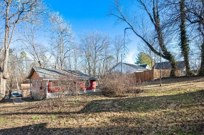 Building Photo - West Asheville Cottage