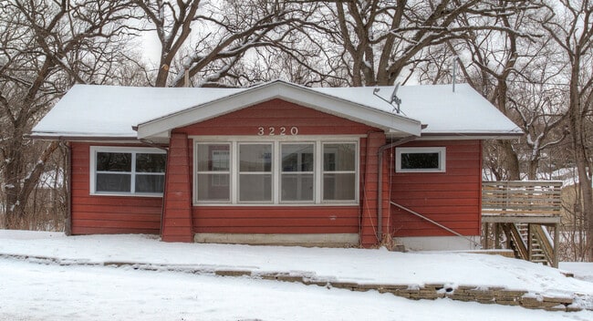 Primary Photo - Beautiful 3 Bedroom 1 Bath Home - Pyramid ...