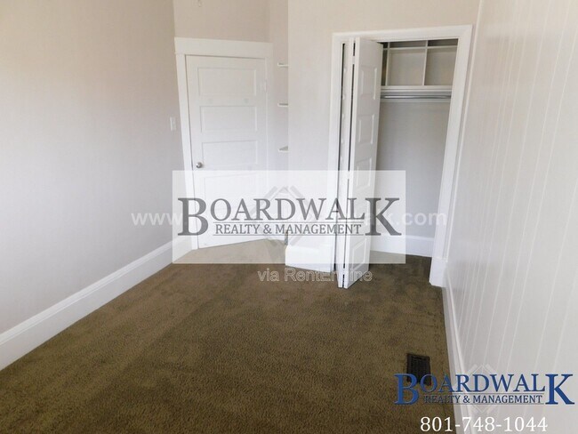 Building Photo - 657 Warnock Ave