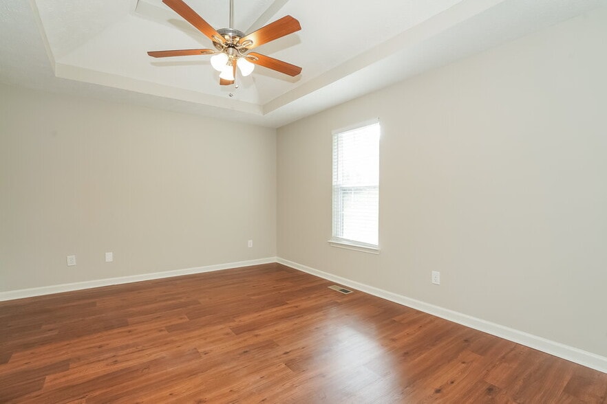 Building Photo - 725 Veneta View Dr