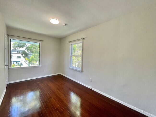 Primary Photo - 1837 N Kingsley Dr
