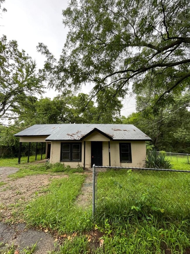 Building Photo - Two Bedroom One Bath