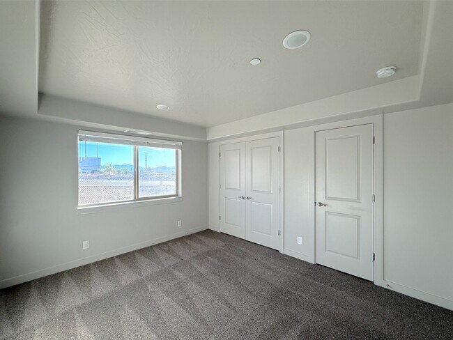 Building Photo - 2 bed, 1 bath Condo