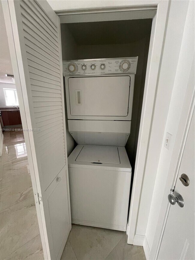 Building Photo - 170 SE 14th St