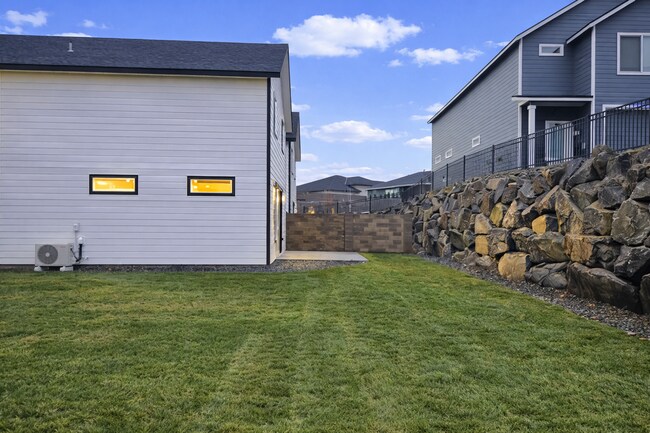 Building Photo - $1000 OFF YOUR 1ST MONTHS RENT! BRAND NEW TOWNHOME IN THE DESIRABLE SOUTHRIDGE AREA!