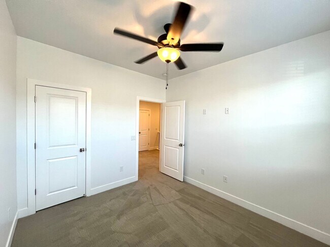 Building Photo - Townhome in Woodland Estates - Pool Access