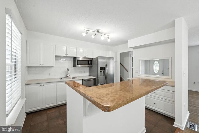 Building Photo - 18202 Macrae Ct