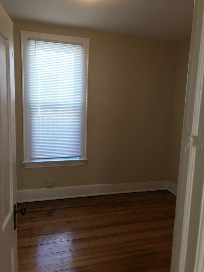 Building Photo - Updated 5 Bedroom 2 Bathroom Home in St.Paul!