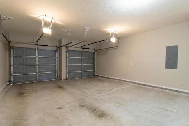Building Photo - 1303 Windrow Dr