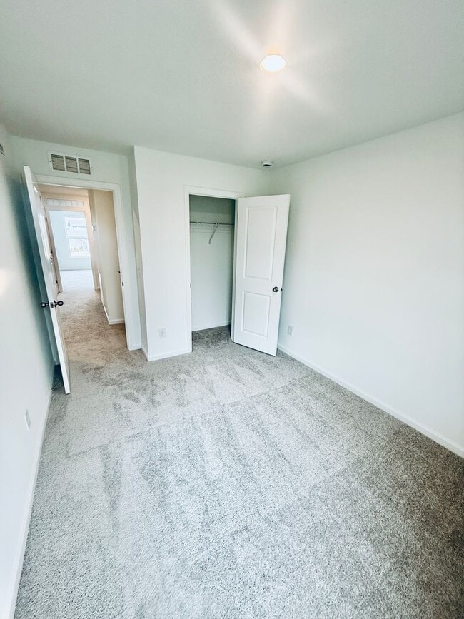 Building Photo - 3 Bed, 2.5 Bath, Corner Unit Townhome