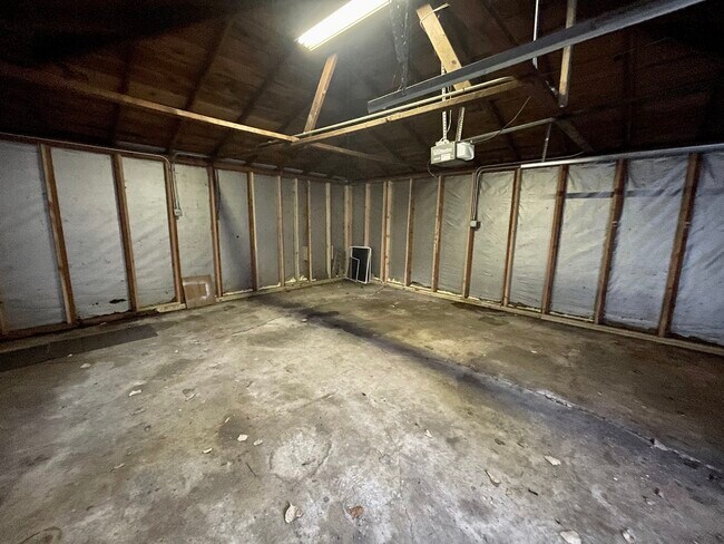 Building Photo - 18626 Golfview Ave