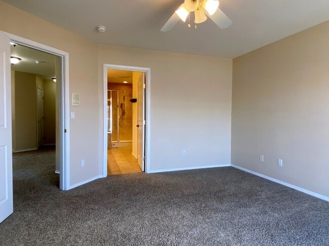 Building Photo - Rare Columbia Riverfront Townhome