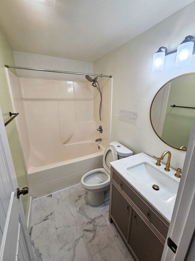 Building Photo - 599 Page Ct