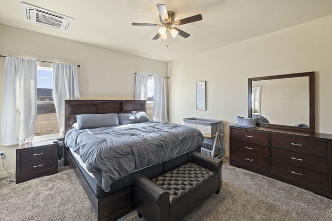 Building Photo - Spacious 3-Bed, 2-Bath Modern Home on 1.16...