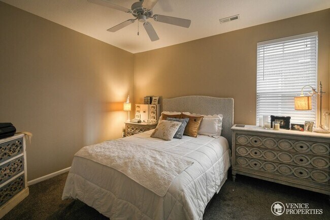 Building Photo - One Bedroom with Garage near Grandview