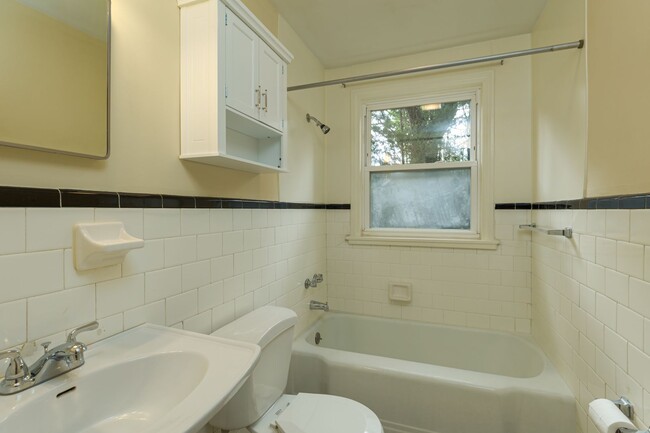 Building Photo - Charming Irving Park Duplex updated 2 bedr...