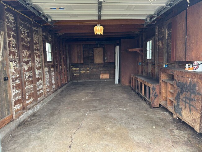 Building Photo - Updated 2 bedroom 1 bathroom house in Springfield!