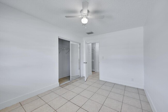 Building Photo - 498 NE 42nd St