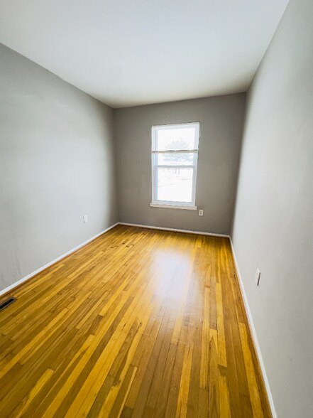 Building Photo - 102 Hopkins Ct