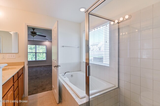 Building Photo - 220 Rockcrest Way