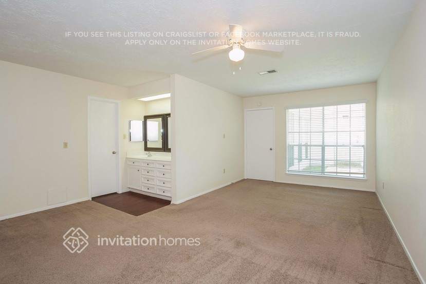 Building Photo - 16223 Barcelona Dr