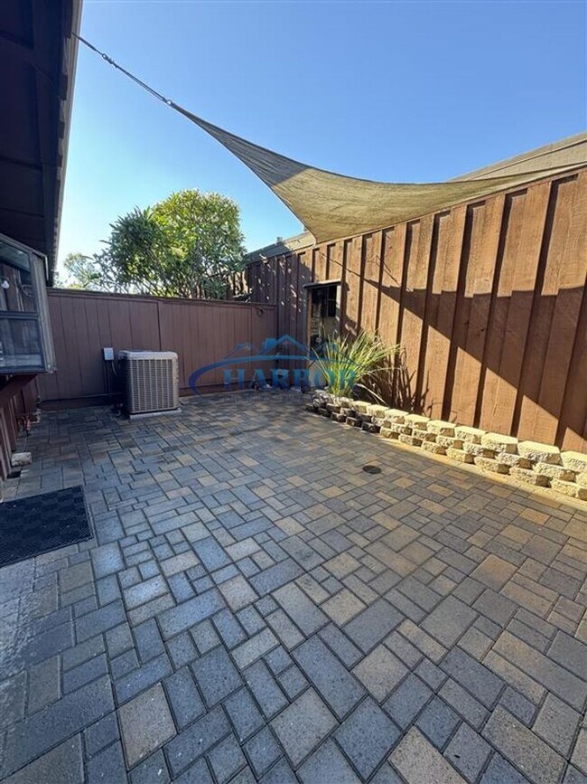 Building Photo - Spacious 2-Bedroom Townhouse in the Heart ...