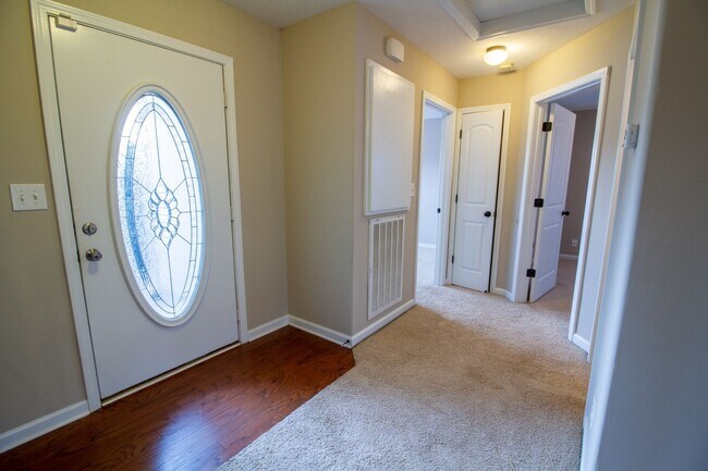 Building Photo - Fresh and Clean 3/2 with BONUS room and fenced yard.  Go.