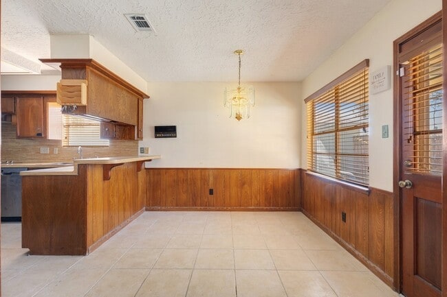 Building Photo - 1006 Bolton Dr