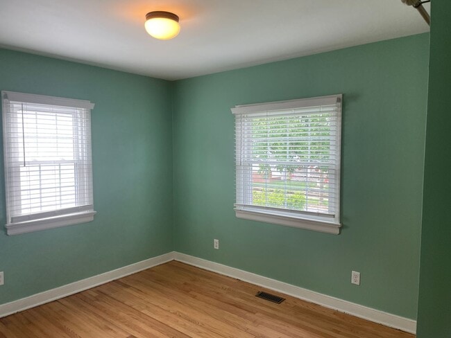Building Photo - NOW AVAILABLE -  3 Bedroom, 1 Bath Home Ne...