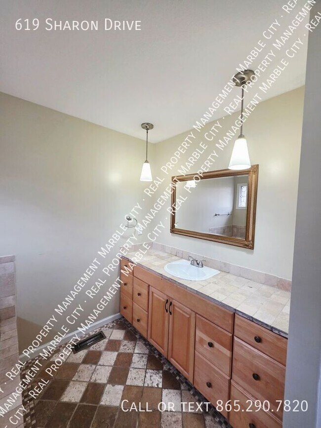 Building Photo - 619 Sharon Dr