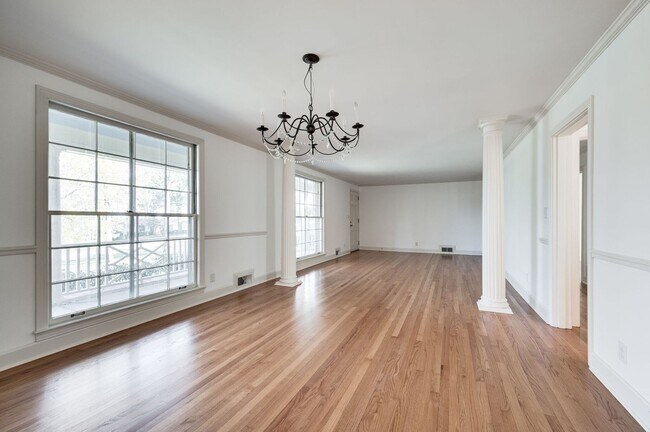 Building Photo - Fantastic renovated 5BE/4BA family home on beautiful oversized private Lot in the heart of Belle ...