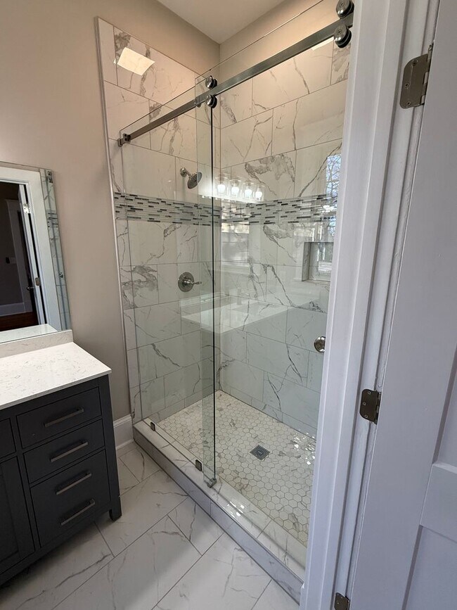 Building Photo - 4 Bedroom Fully Remodeled House Located in Five Points!