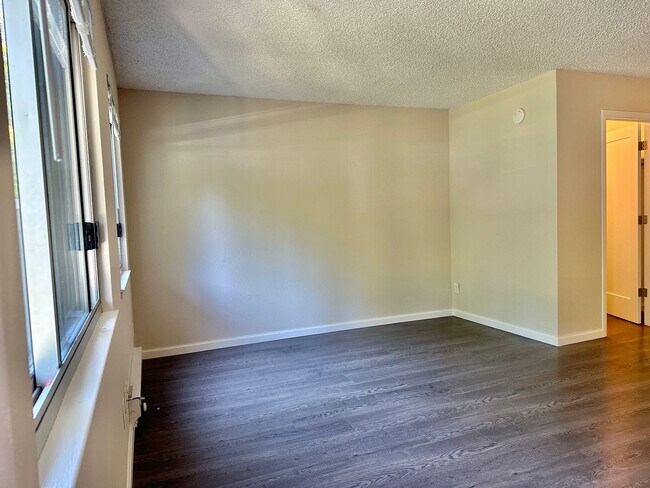 Building Photo - Chic and Updated Studio in Prime Location