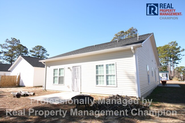 Building Photo - Charming 3 BR/2 BA with Open Floorplan