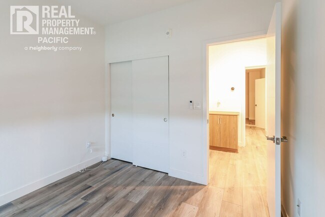 Building Photo - Modern Townhome in Gated West Oakland Comm...