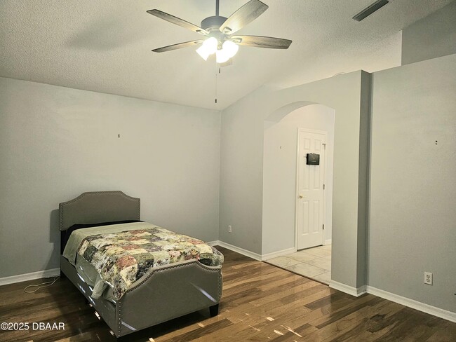 Building Photo - 6 Oak Village Dr