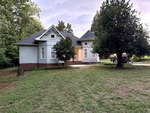 Building Photo - 140 White Oak Cir