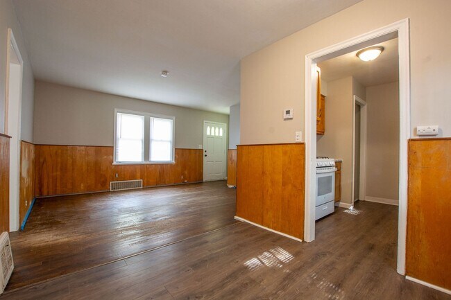 Building Photo - 3 Bedroom / 1 Bath Home with Fenced Backyard!