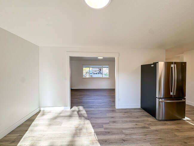 Building Photo - 1340 E Navajo Dr