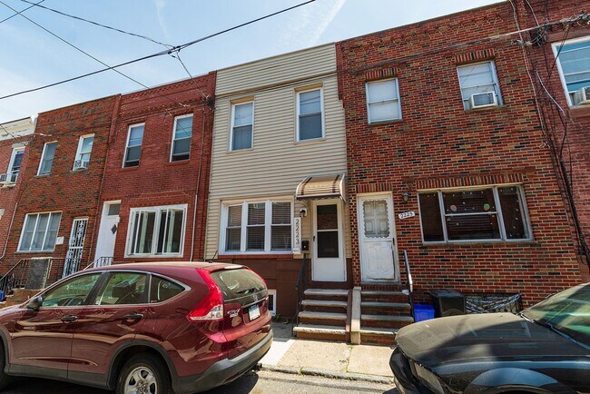 Building Photo - Three Bed Newbold Townhome