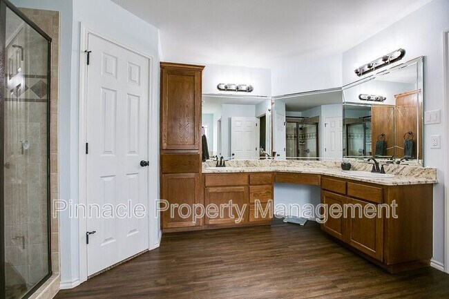 Building Photo - 5022 Red Oak Ln
