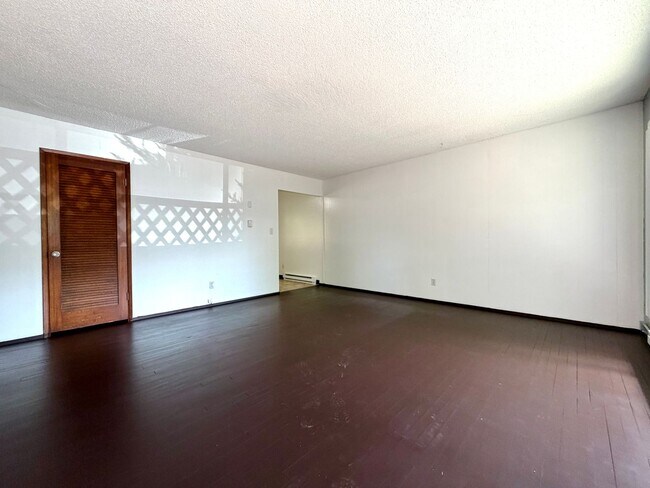 Building Photo - Reed Neighborhood Gem~ Great Natural Light~ Fenced Front Patio~ Onsite Laundry~ Off Street parkin...