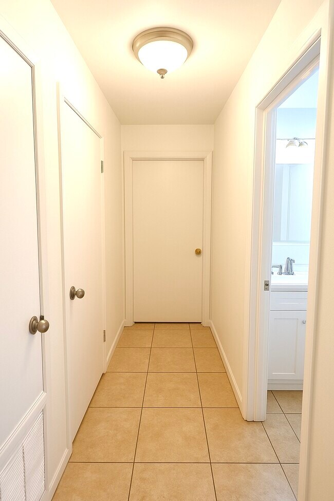 Building Photo - 411 Banana Cay Dr