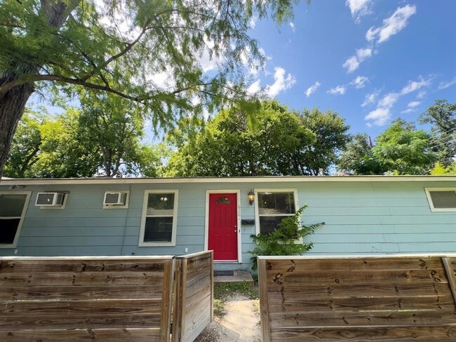 Building Photo - 610 Genard St