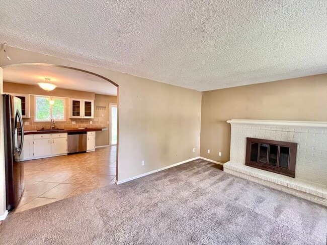 Building Photo - Charming Cottage-Style Ranch with Private ...